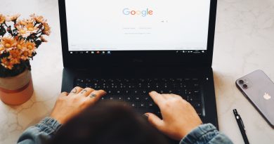 SEO und Google Ads, Abbildung eines Laptopbildschirms mit Google Suchmaschine