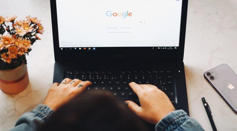 SEO und Google Ads, Abbildung eines Laptopbildschirms mit Google Suchmaschine