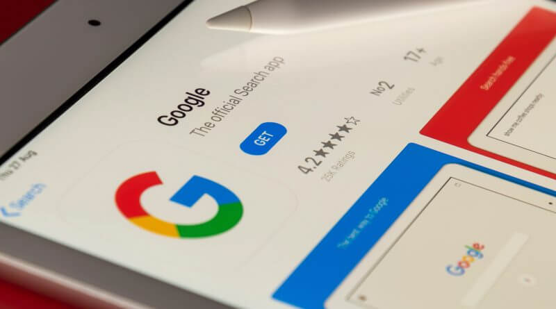 Abbildung Smartphone mit Google, Google News fürs Weihnachtsgeschäft